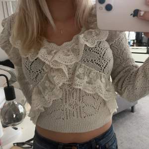Säljer denna as söta tröja från Zara! använd en gång och bra skick❤️ Den är liten för att vara en M och passar väldigt bra på mig som oftast har XS och S😇