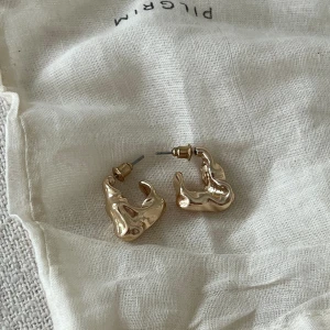 Örhängen  - Så fina örhängen. Endast testade 💛