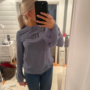 Blå blus med volang armar - Fin blå blus♥️
