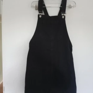 Hängsel klänning  - Säljer en svart hängsel klänning från DILVIN JEANS (premium denim collection), strl 38 (M), mycket bra skick, säljer den för 100kr + frakt!