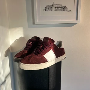 Vinröda Flycrews  - Säljer mina vinröda flycrews i riktigt fint skick och med allt og. Storlek 39 men passar 40,5. Sjukt snygga och svåra att få tag på. Tar emot byten🙌🤩😃