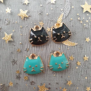 4st katt berlocker, hängsmycke, smycke  - Berlocker, hängsmycke  Motiv: katter  Färg: blå och svart med guldfärgade baksida  Antal: 4st  Skick: nya/oanvända  Går tex att sätta dem på halsband, armband eller göra örhängen av dem. 