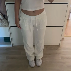 Linnebyxor  - Dessa linnebyxor är från Nelly helt nya aldrig använt då dom var för små. Passformen på dom är som S men strlk är XS