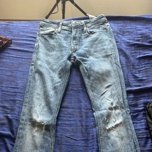 Jeans  - Helt nytt inte använd alls. Lite stretchig vid låren.