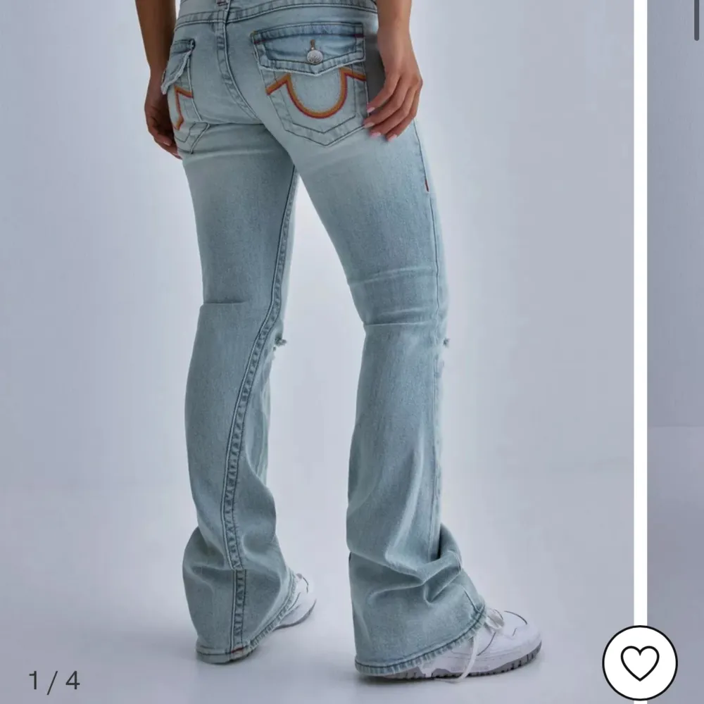 !Äkta Low waist Trueys! Köpte på Nelly för ca 1600kr. Storleken är W26 och sitter typ som S skulle jag säga. Tveka inte för att fråga om fler bilder💕(Inga defekter förutom att hålen på knäna har blivit lite större☺️) Pris kan diskuteras!!. Jeans & Byxor.