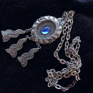 Halsband  - Vackert vintage halsband i tenn med blå rhinestone