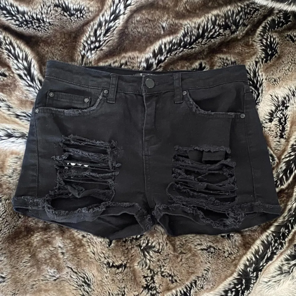midja: 69 🤍 svarta jeansshorts med nitar, vintage från gina 🤍 jag är 171cm & stl S/36/28 för referens 🤍 läs POLICY & FRAKT (i gillade inlägg) innan du skriver 🤍 använd gärna ”Köp” 🤍 . Shorts.