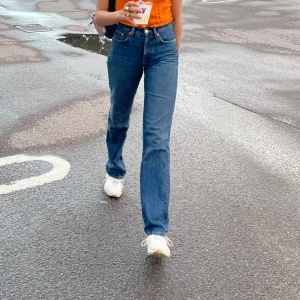 Medelhög midjade jeans - Medelhög midjade jeans från zara, såå fina