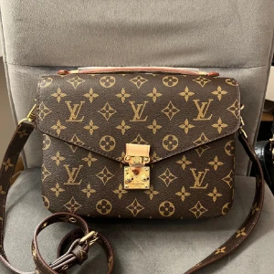 Louis Vuitton väska - Säljer denna lv väskan i fint vintage skick. Hör av er för fler bilder. Kod på insidan finns och dustbag medföljer vid köp.