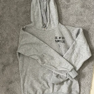 Hoodie - Denna är i storlek 146-152 men känns som xs. Kom privat för mer information 💕
