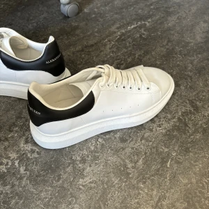 Alexander McQueen skor 42 & 44 - Finns i både storlek 44 samt 42 599kr styck Kan fraktas om önskas  Endast skor ingår