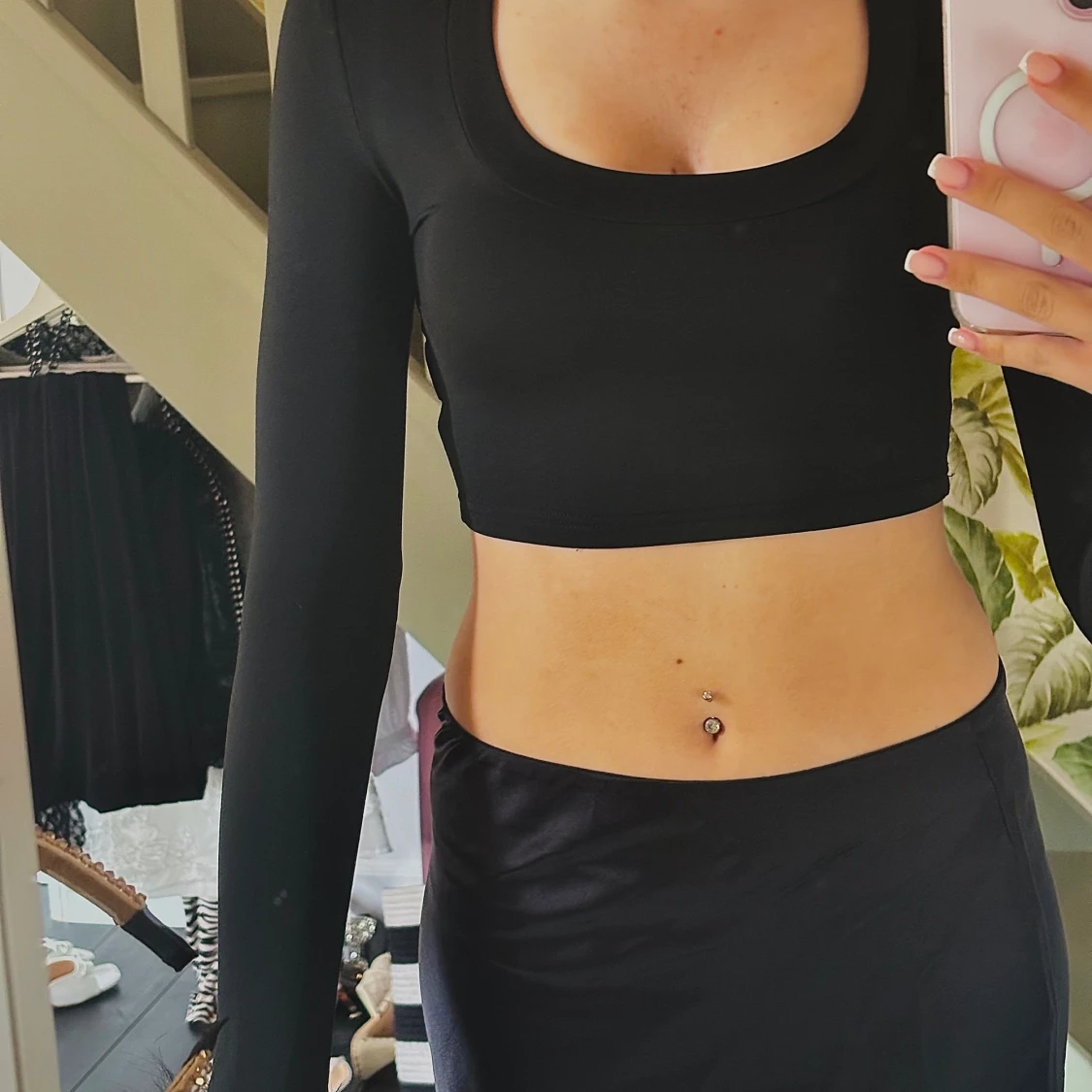 Svart topp med pälsdetalj