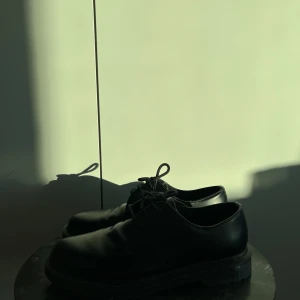 Dr. Martens Skor - ”1461 Virginia” Dr. Martens svarta derbyskor i storlek 44.