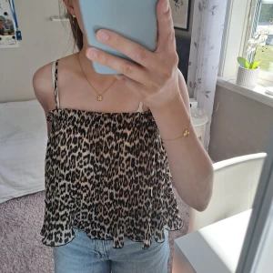 Leopardmönstrat linne🐆 - Ett leopardmönstrat linne i ett luftigt, tunt material.✨️ Banden går att ändra längd på. Skulle säga att materialet är "vofflat". Skriv för fler bilder.🩷🩷