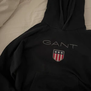 Gant hoodie - Svart Gant hoodie. Inköpt från kidsbrandstore, därav ”storlek” 170cm, 15 år. Skulle säga storlek xs/s