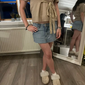 snygg jeanskjol! - så snygg och stilren jeanskjol med lite slitningar🩷storlek 36 men sitter som en liten 34. fint skick och från Gina Tricot💞