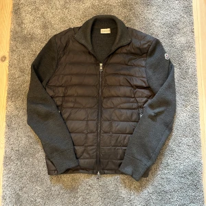Moncler Cardigan - En Moncler Cardigan i storlek S. Den är i fint skick förutom små flaws som man knappt märker på varsin armbåge. Hör av er om frågor eller flera bilder😁 Tar gärna emot byten