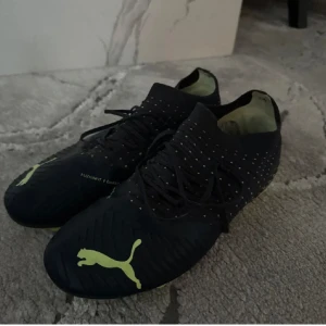 Fotbollsskor Puma - Ett par fotbollsskor som har blivit för små för min bror. De är strl 37,5 (passar 38). Märket är puma, de har lite slitna dubbar men annars är det inget fel på de 😍