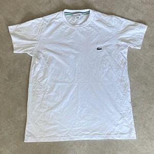 Lacoste t-shirt - Säljer min Lacoste t-shirt eftersom att jag sparar pengar. Modellen är ganska baggy så den passar även för dom som har M. Pris kan diskuteras vid snabbaffär.