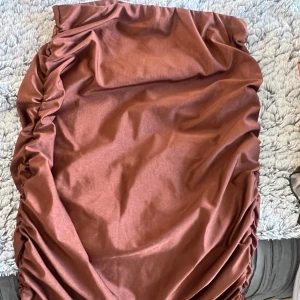 Kjol  - Kjol som slutar lite över knäna. Oanvänd. Storlek S/36. Köparen står för ev frakt. 