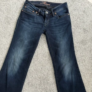 Jätte snygga lågmidjade Mavi jeans!💓 - Säljer pga att jeansen är för korta för mig. Innerbens måttet är 70 cm och midje måttet är 36 cm💓 De är ett litet märke på baksidan av jeansen men det är inget som riktigt syns! Frakt tillkommer!