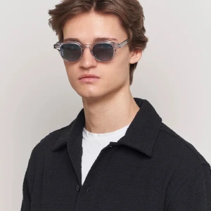 Chimi 01 gray - Säljer mina väldigt snygga solglasögon då dem tyvärr inte kommer till någon användning längre! Sparsamt använda så i ett väldigt bra skick!🤩 Hör av er vid funderingar!🤝