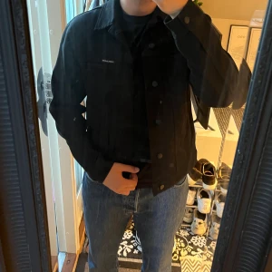 Jeansjacka från Calvin Klein - Jeansjacka, Storlek M (jag är 182cm) Väl besparad Calvin Klein 