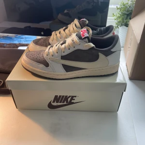 Jorden 1 low revarse mocha Travis scott  - Byter helst men säljer vid ett bra pris annars 