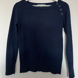 Tröja  - Mörkblå tröja med fina detaljer från Clockhouse! Aldrig använd, storlek S🌸