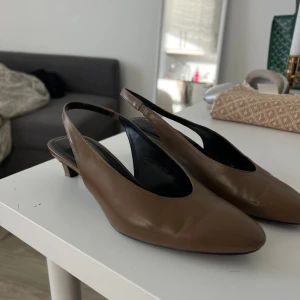 Massimo Dutti klackar  - Massimo Dutti klackar i brun, använda 2 gånger, lite defekt på men fungerar jätte bra! Och är as bekväma! ❤️‍🔥nypris : 1299:- säljer för 399 ! 