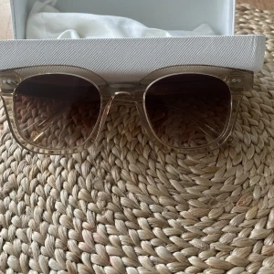 Chimi 02 ecru - Jättesnygga chimis i nyskick!! Säljer då jag har för många solglasögon