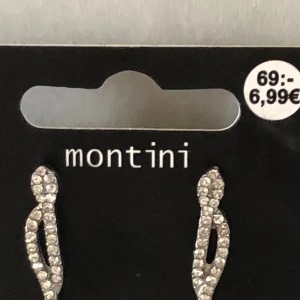 Örhängen i silver🩷 - Ett par örhängen  i silver. De är i bra skick och Helt oanvända till och med prislappen kvar. Säljer pågrund av att jag fick de i en mystery bag men har inte hål i öronen❤️