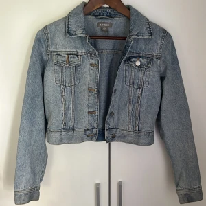 Jeansjacka - Praktiskt taget oanvänd. Vacker att ha nu på sommaren. Priset kan diskuteras. Obs! Köparen betalar för frakten.