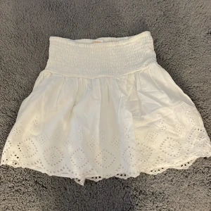 En mönstrad kjol - Bra skick, inte använd, mönster vit kjol