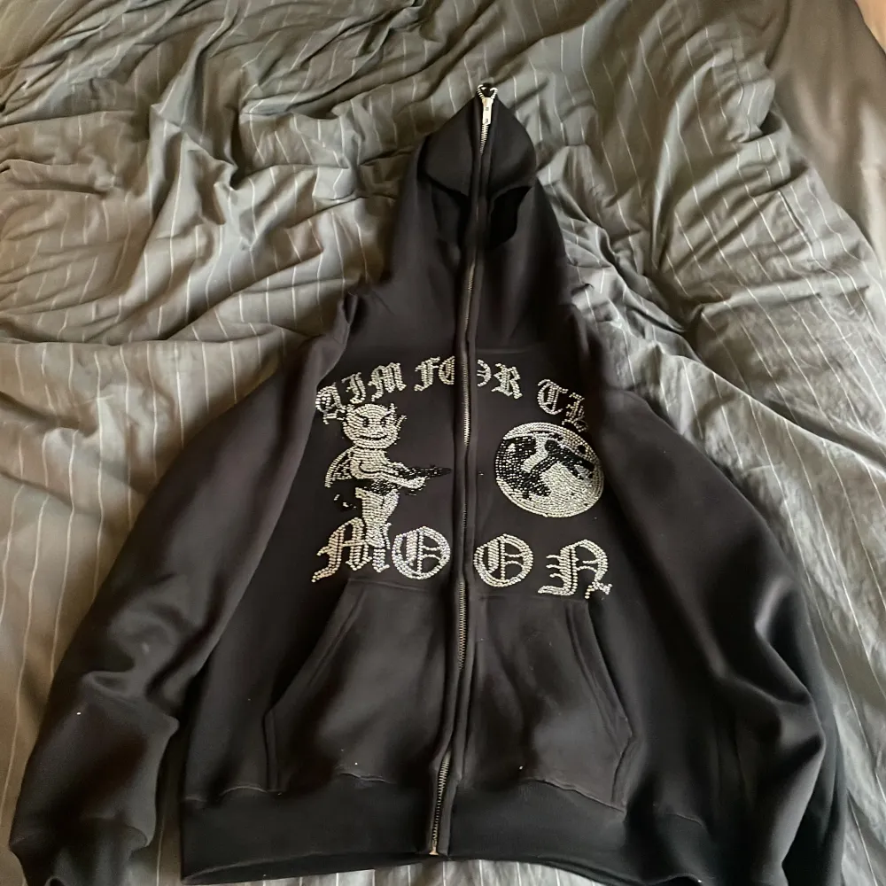 Säljer min feta rhinestone hoodie då jag inte gillar den längre. Har använt den kanska många gånger men inga fläckar eller nåt. Har dock klippt hål för ögonen på luvan när man drar upp den helt. Skulle passa någon som är typ 175cm ish.. Hoodies.