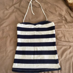 Tubtopp  - Säljer denna snygga tubtopp som man kan knyta vid nacken