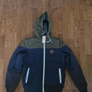 FSBN Tunn Jacka - Säljer min FSBN Vindjacka då jag aldrig använt den och bara tar plats i min garderob. Den är I storlek M och har till och med prislapp på. På prislappen står det att den kostade 299:- men jag är villig att släppa iväg den för 249:- vid snabb affär.