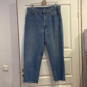 Levis Jeans - Nästan helt nya jeans som jag haft i garderoben. De är för stora så jag har inte använt de men jag har provat på jeansen. Ingen skada eller något på jeansen. Lite baggy stil och jättesköna! Fler frågor? Skriv till mig så svarar jag snabbt😊