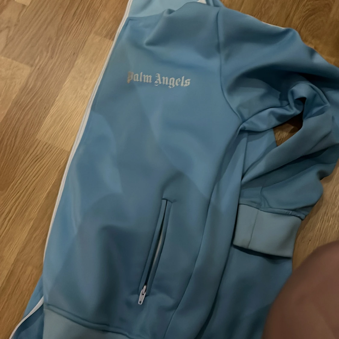 Jag säljer nu min äkta palm angels jag säljer denna för jag ej använder den längre pris kan diskuteras