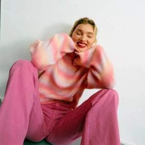 Jättefin rosa stickad tröja från Gina tricots kollektion med Elsa Hosk 2021. Använd sparsamt, inga tecken på användning 💕🌸