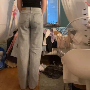 Mid waist wideleg jeans - Ett par midwaist wideleg jeans ifrån monki. Motsvarar storlek 36/38 skulle jag säga.