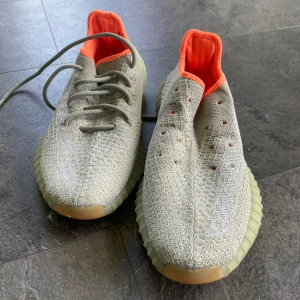 Yeezys 350 V2 storlek 41 - Jag säljer nu mina Yeezys i storlek 41. De är använda, men fortfarande i bra skick. Observera att ett av skosnörena saknas, men det kan enkelt ersättas. Perfekta för någon som vill ha ett par snygga sneakers till ett bra pris.