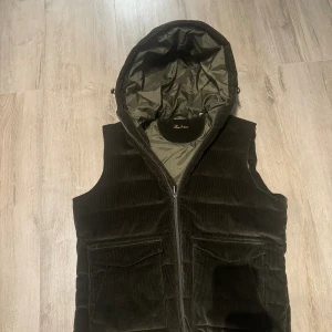 Stenströms väst - Stenströms väst i mörk/oliv grön storlek L men passar M.  Skick 9/10  Sjukt eftertraktad och slutsåld överallt. Pris: 2800 men kan gå ner vid snabb affär.  Hör av er vid frågor☺️