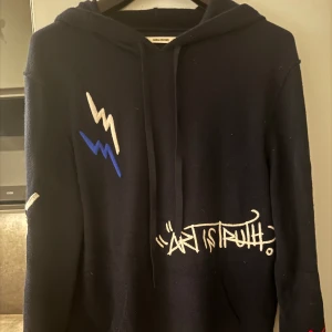 Zadig & Voltaire kashmirhoodie - Tja, säljer en Zadig & Voltaire kashmirhoodie| Storlek: M| skick 8/10| Nypris: 4400