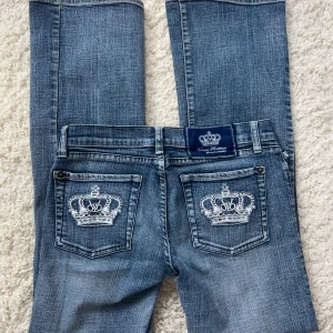 Victoria Beckham jeans lågmidjade Bootcut  - Lågmidjade & Bootcut Vb jeans. Enligt lapp W30 men skulle säga att de mer är som en w27/w28 innerbenslängd:78 midjemått:37. Köp sker via köp nu. Postar inom 24h. Kvar tills markerad som såld