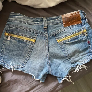 Vintage shorts - Tvingas dessvärre att göra mig av men dessa SJUKT snygga jeans shortsen!! :( dessa då de vart för små för mig. Stl 26 med skit häftiga detaljer!! 💞💞 skriv vid frågor 