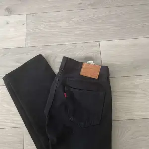 Hej säljer nu mina svarta Levis jeans som har blivit för små jeansen är i mycket gott skick, 9/10. 👍😊