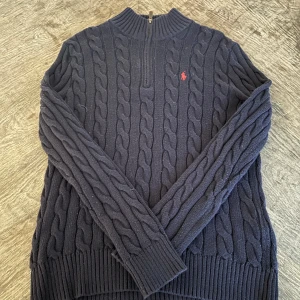 Ralph Lauren Quarterzip  - Säljer denna riktigt snygga och trendiga quarterzip ifrån Ralph lauren! Säljer då den var för stor. Köpt ny på Ralph laurens hemsida, aldrig använd skick 10/10. Storlek SP vilket är S/M. Tröjan är stor i storleken. Hör va er vid minsta fundering!