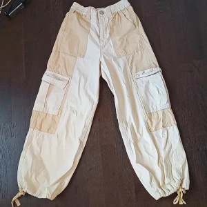 Urban Outfitters cargo byxor - Super snygga cargo byxor från urban outfitters. Köpta på plick men tyvärr inte passade.  Kontakta gärna för fler bilder eller frågor.