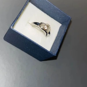 Ring  - Väldigt fin ring med stenar som ser ut som diamanter! Fin som present till någon man tycker om! 